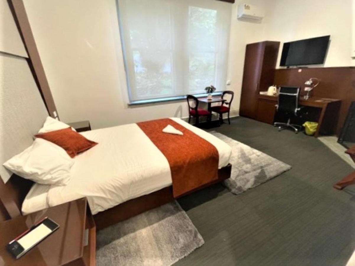 Oakleigh House Hotel Бърни Екстериор снимка